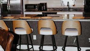 Kaffetrakter/tekoker, kjøleskap, mikrobølgeovn og ovn