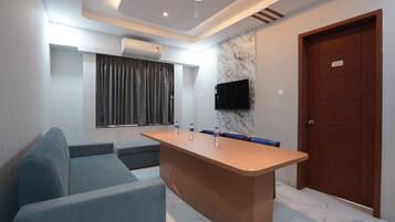 Deluxe Double Room, Patio, City View | Interior