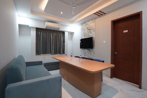 Habitación doble Deluxe, patio, vista a la ciudad | Interior