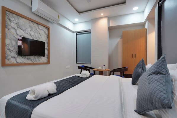 Habitación doble Deluxe, patio, vista a la ciudad | Escritorio, espacio para trabajar con laptop y wifi gratis