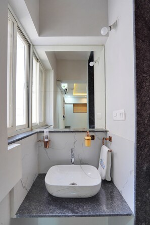 Deluxe Double Room, Patio, City View | Bathroom - PALMERA INN (Pune)