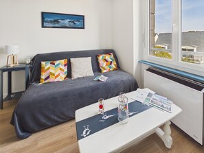 TV - Sea-view apartment for 3, 200m from the beach (Fouesnant)