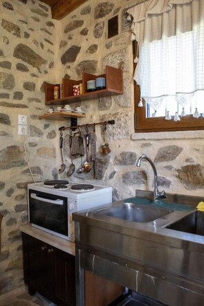 Private kitchen - Rosso Antico Tower by ΜΡS (Kotronas)
