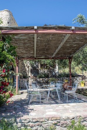 Outdoor dining - Rosso Antico Tower by ΜΡS (Kotronas)