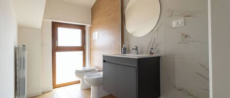 Douche, séchoir à cheveux, bidet, serviettes fournies