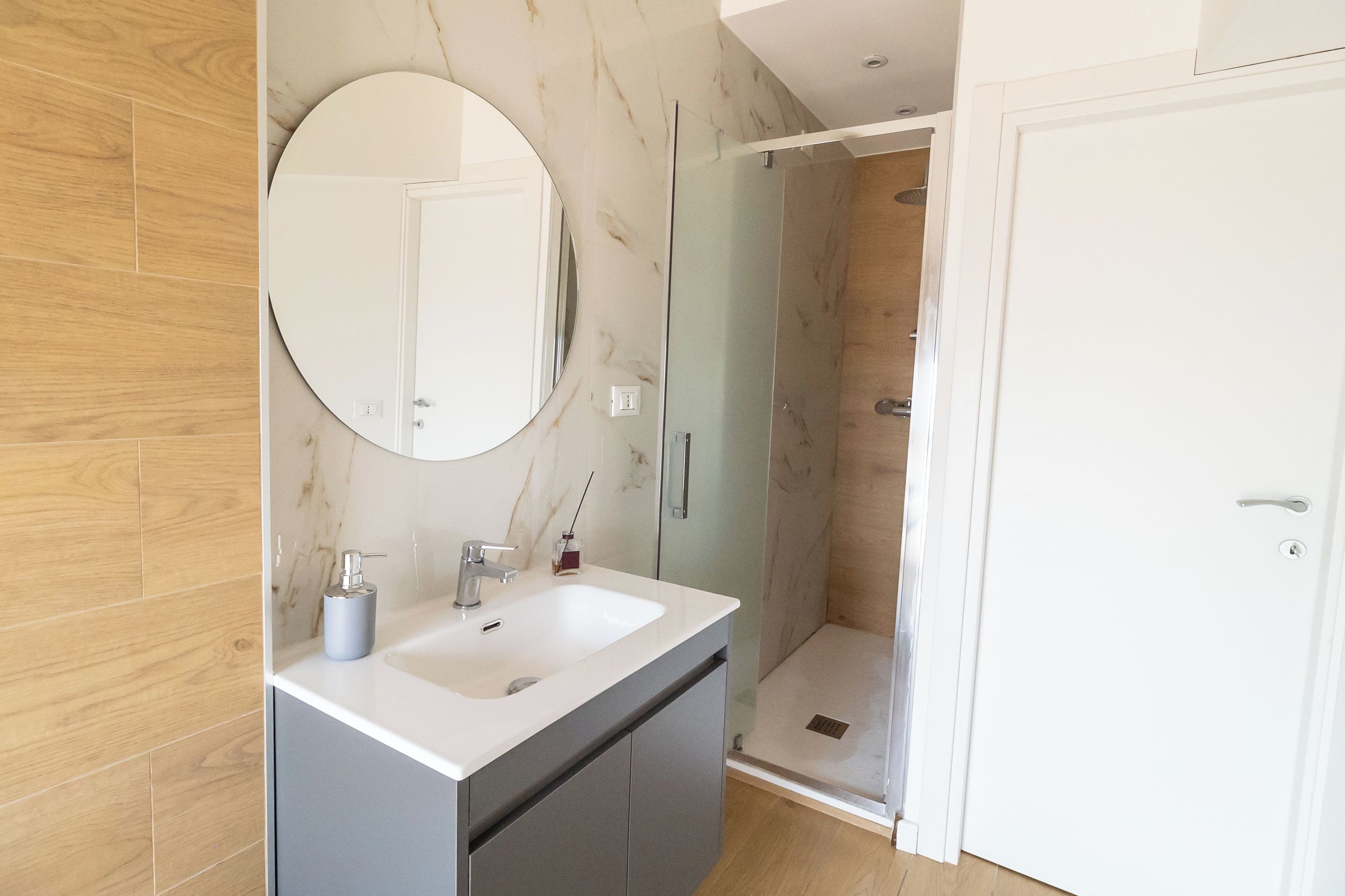 Douche, sèche-cheveux, bidet, serviettes fournies