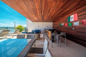 Outdoor dining - 2 BR Roof Pool & Gym - Cruz con Mar 406 (Playa del Carmen)