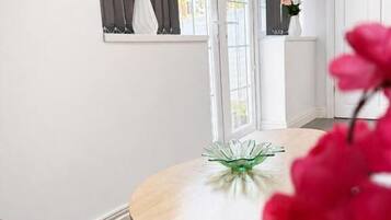 Familienapartment, Mehrere Betten, eigenes Bad, Gartenblick | Wohnbereich