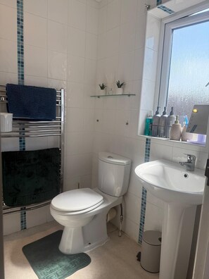 Executive Room | Bathroom - RS Prime Homestay  (Solihull)