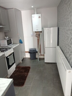 Appartement familial, Plusieurs lits, salle de bain privée, vue sur le jardin | Cuisine privée