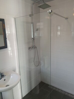 Appartement familial, Plusieurs lits, salle de bain privée, vue sur le jardin | Salle de bain