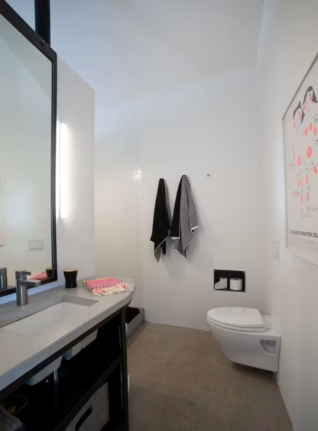 Douche, séchoir à cheveux, serviettes fournies, savon