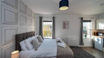 Iron/ironing board, travel cot, WiFi, bed sheets