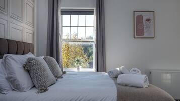 Iron/ironing board, travel cot, WiFi, bed sheets