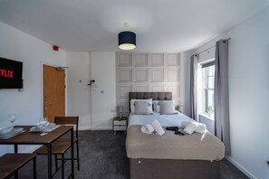 Fer et planche à repasser, lit de bébé portatif, Wi-Fi, literie fournie