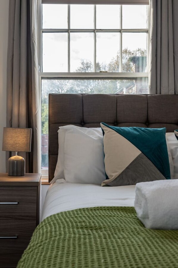 Desk, iron/ironing board, WiFi, bed sheets