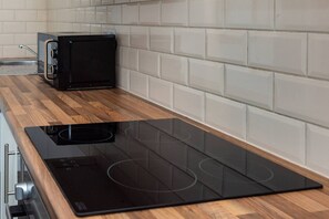 Fridge, microwave, oven, stovetop - Contractor Room • Kitchen • Central Spot (Neath)