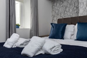 Iron/ironing board, WiFi, bed sheets - Contractor Room • Kitchen • Central Spot (Neath)