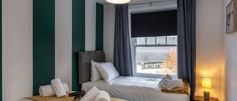 Tabla de planchar con plancha, wifi y ropa de cama