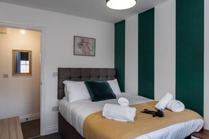 Tabla de planchar con plancha, wifi y ropa de cama 