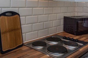 Refrigerador, microondas, horno, placa de cocina