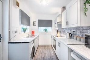 Fridge, microwave, oven, stovetop - Contractor Ready • 4BR • City Centre Stay (Swansea)
