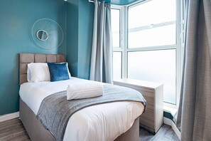 Tabla de planchar con plancha, cuna de viaje, wifi y ropa de cama 