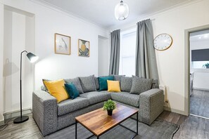 TV - Contractor Ready • 4BR • City Centre Stay (Swansea)