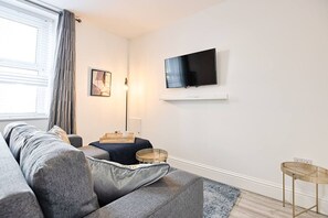 TV - 3 Baths • Off-Road Parking • Garden • 4 Bed Home (Morriston)