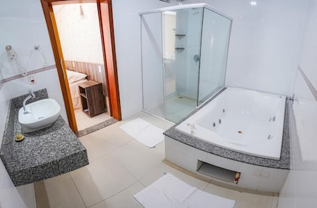 Free toiletries, towels, soap, shampoo. Garcia Palace Hotel