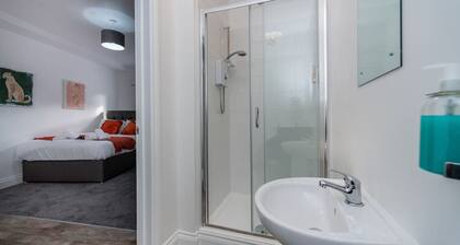 Contractor Room • Kitchen • Central Spot