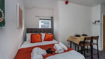 Iron/ironing board, WiFi, bed sheets