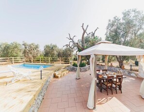 Outdoor dining - Authentic Trullo with Private Pool in Itria Valley (Ceglie Messapica)