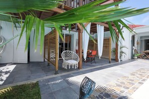 Outdoor dining - Gîte HISBISCUS modern apartment with swimming pool, 5 mi from the sea for 6 people (Saint-François)