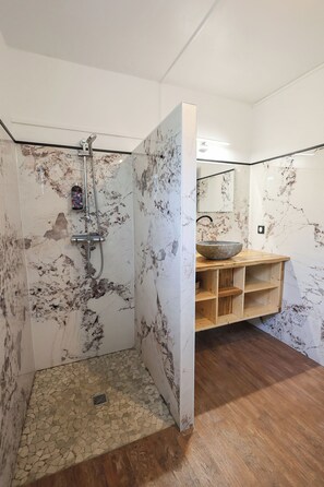 Shower, hair dryer, towels, soap - Gîte HISBISCUS modern apartment with swimming pool, 5 mi from the sea for 6 people (Saint-François)