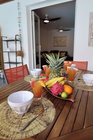 Dining - Gîte HISBISCUS modern apartment with swimming pool, 5 mi from the sea for 6 people (Saint-François)