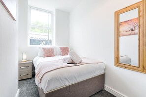 Desk, iron/ironing board, WiFi, bed sheets - 2-Bed Apt • Kitchen • Parking • Ground Floor (Plasmarl)