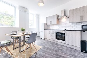 Four à micro-ondes, un four, surface de cuisson, grille-pain