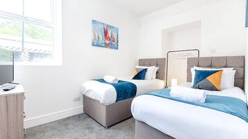 Desk, iron/ironing board, WiFi, bed sheets