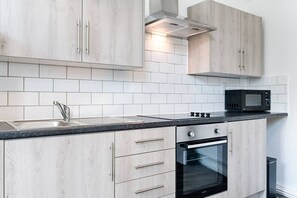 Private kitchen - 2-Bed Apt • Kitchen • Parking • Ground Floor (Plasmarl)