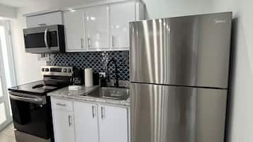 Deluxe Apartment, Ocean View | Private kitchen