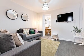 TV - Contractor Base • 4 Beds • Dining • Wi-Fi (Plasmarl)