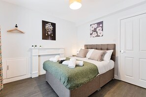 Desk, iron/ironing board, travel cot, WiFi - Contractor Base • 4 Beds • Dining • Wi-Fi (Plasmarl)