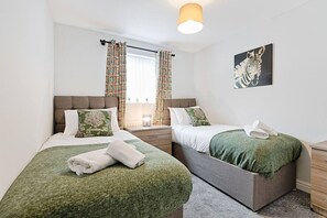 Desk, iron/ironing board, travel cot, WiFi - Contractor Base • 4 Beds • Dining • Wi-Fi (Plasmarl)