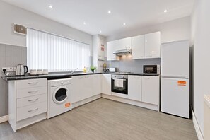 Fridge, microwave, oven, stovetop - Contractor Base • 4 Beds • Dining • Wi-Fi (Plasmarl)