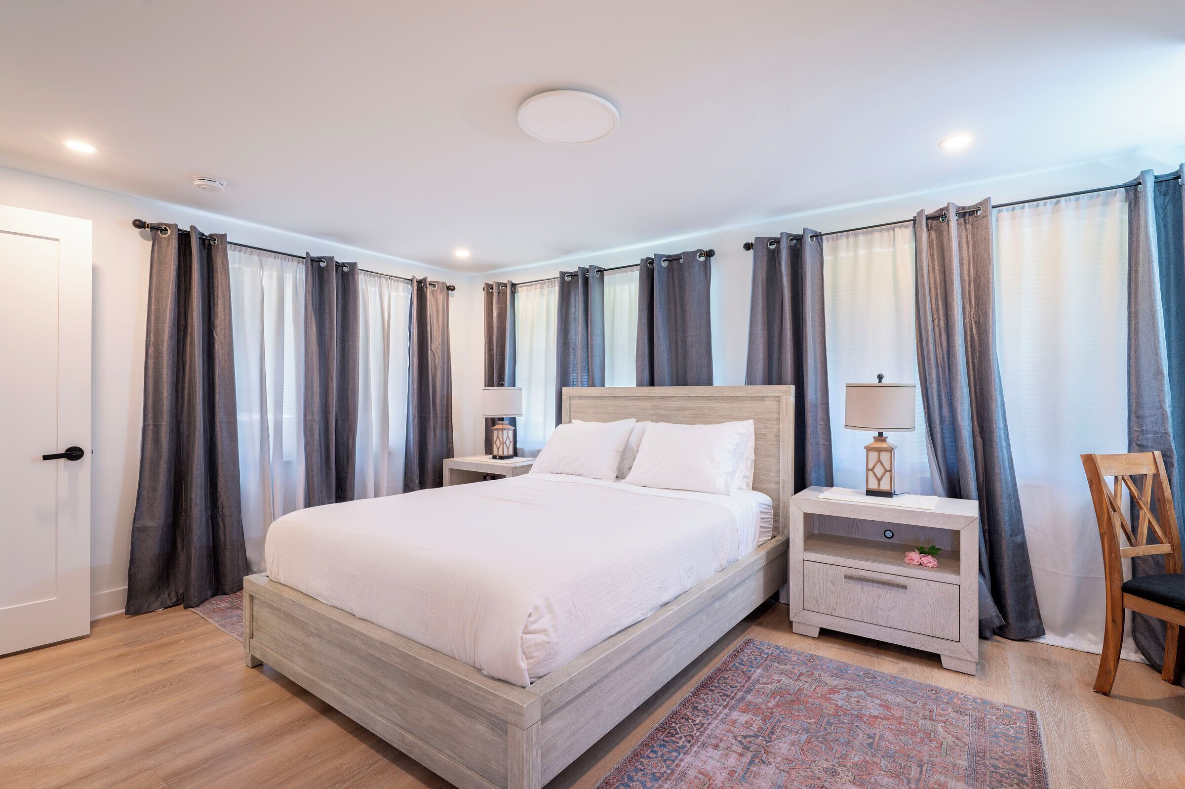 Tabla de planchar con plancha, wifi y ropa de cama 