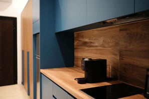 Apartment with Balcony | Yksityinen keittiö | Jääkaappi, kahvin-/teenkeitin, keittoastiat/astiat/ruokailuvälineet