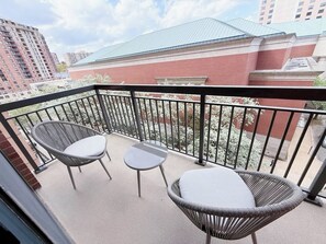 Property grounds - Perfectly Located Apt | Steps to Metro & More (Arlington)