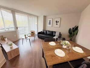 TV, offices - Beautiful Apt in the Heart of Pentagon City (Arlington)