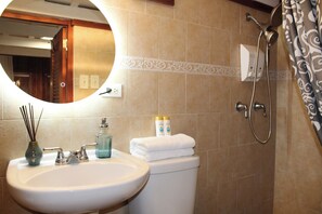 Shower, hair dryer, towels, soap - Loft Studio in San Sebastián St. next to Old San Juan Nightlife (San Juan)